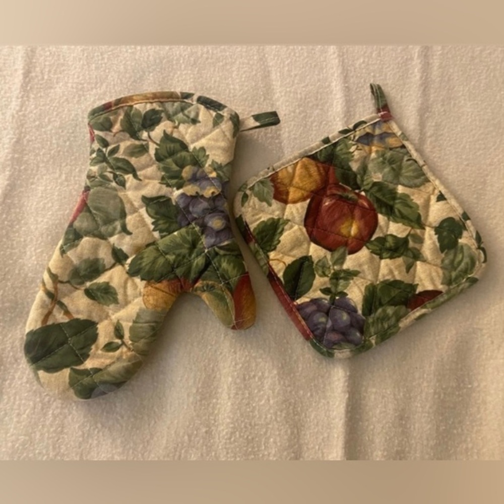 Place Mats, Napkins & Pot Holder Set - Picture 4 of 4